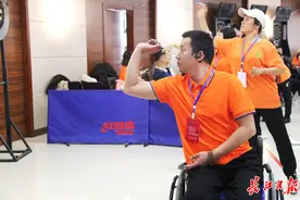 飞镖，让他们的世界“变大了”图片