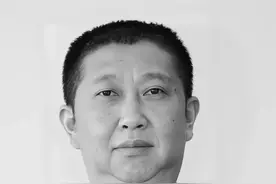 电脑桌面还停留在回复网友的页面，他却再也没回来……图片