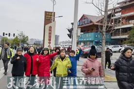 平塘县老年大学组织老年学员参加2025年“天眼之城” 红红火火过大年健步走活动图片