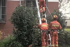 女童攀爬二楼窗台帮小伙伴开门反被困阳台，他们紧急救援……图片