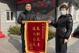 啥情况？居民向物业借梯子遭拒，事后竟然还给物业送“锦旗”图片