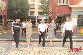 郴州市市委副书记、政法委书记黄进良一行到郴州市涌泉小学走访慰问教师图片