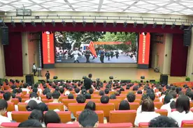 郑州升达经贸管理学院举行“传承传播爱国主义文化工程”国旗传承仪式图片