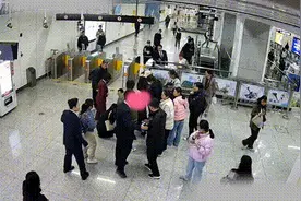 济南地铁站内，他们及时出手救儿童图片