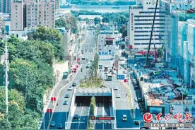 双语新闻丨地标里看长沙发展：14条过江通道推动湘江两岸比翼齐飞图片