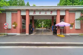 高校调整学科专业结构 AI时代 高校文科教育会向哪些方向转型？图片