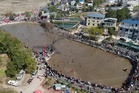 请到广东过大年 | 河源东源：700名村民下塘捕鱼，红红火火过大年图片