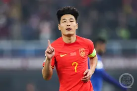 武磊梅开二度！国足4比1战胜新加坡图片