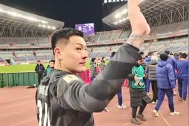 亚冠|泰山队战胜柔佛新山，王大雷贡献神扑，赛后球迷送上掌声图片