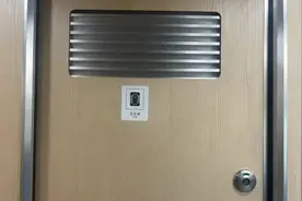 高铁卫生间门到底怎么锁？图片
