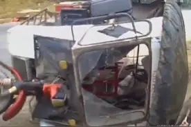 危险！老人骑车发生侧翻并滑行至水沟……图片