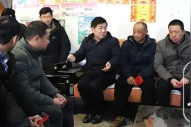 望江县委书记汪久清看望慰问13位见义勇为群众图片