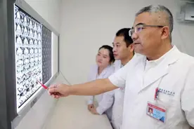 24岁小伙长期熬夜打游戏，差点全身瘫痪！图片