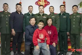 英雄全家福丨七子探亲，和英雄父母共度新春图片