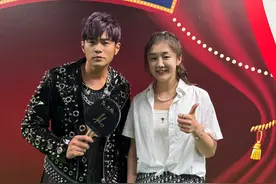 陈梦晒与周杰伦合影：签名、合照，追星大成功图片