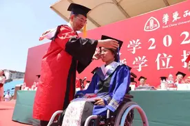 一场迟到五年的毕业典礼，轮椅上的她来赴这场青春之约图片