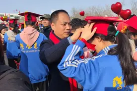 鹤壁市高中举办高三年级成人典礼，家长为子女行加冠礼图片