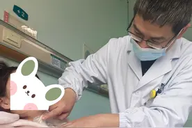 女孩咽部多了一个“孔”，儿外科专家手术补“漏洞”图片