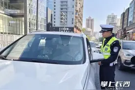 严查开车接打、玩耍手机！长沙交警已经开展专项整治图片