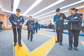国际残疾人日 地铁员工体验特殊乘客出行图片
