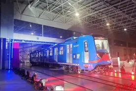 “中国造”首列墨西哥城轻轨列车下线 最高运行时速80公里，最大载客量876人图片