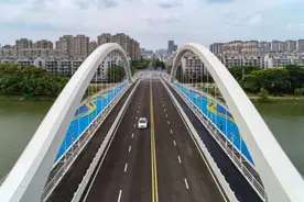 南京最大顶推钢桥梅苑南路跨秦淮新河大桥通车图片