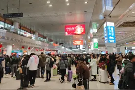 南方降雪冰冻天气导致多趟列车停运晚点 有乘客延误10小时错过中转列车图片
