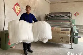 新春走基层｜不掺不兑，诚信经营！弹棉花他一干就是38年图片