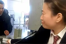 惊人手速+流利英语，上海售票小姐姐全网爆火！网友：看了几十遍图片