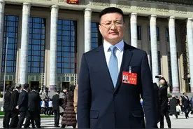 全国人大代表张帆：打破企业之间数据围墙，共同打造行业垂直大模型图片