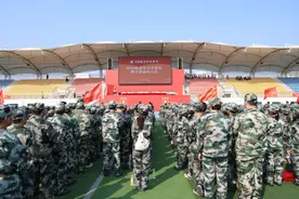 河南物流职业学院举行2024级新生开学典礼暨军训动员大会图片
