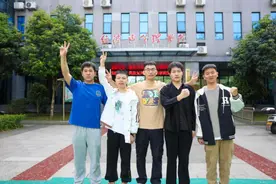 湖南高校同宿舍5人一起“上岸”，备考时手机里只有刷题小程序图片
