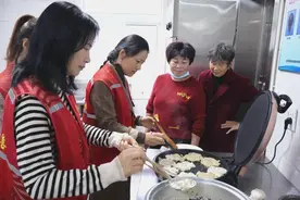 每月为敬老院的老人做一顿免费午餐，她们坚持了6年图片