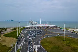 港珠澳大桥开通六年：进出口货物总值超过9400亿元图片