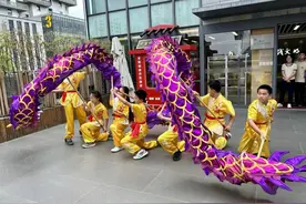 我们的节日·精神的家园丨看舞龙、包粽子，这里端午氛围感拉满！图片