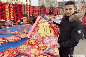 匈牙利小伙感受青岛年味图片