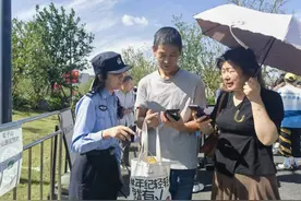 双子山国庆假期迎来大客流，浦东警方提醒“双子山和温室花园均实行预约制”图片