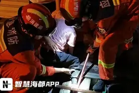 揪心！莆田一小女孩脚被铁架卡住图片