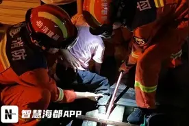 揪心！莆田一小女孩脚被铁架卡住图片