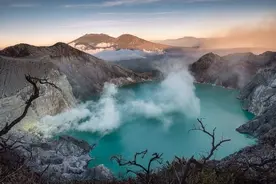 印尼警方：一中国籍游客在印尼伊真火山坠亡图片