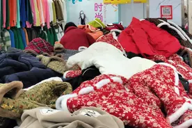 花棉袄军大衣今冬成抢手“时尚单品”火“出圈”图片