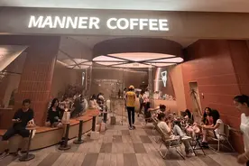 向顾客泼咖啡粉后，Manner打工人为何获得全网安慰？｜大鱼财经图片