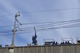 上海地铁11号线遭塔吊侵入：损失暂无法统计，恐影响下周早高峰图片