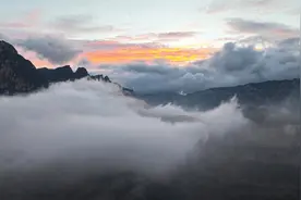 河南林州太行大峡谷：云海晚霞如梦如幻图片
