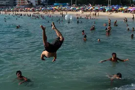 （外代一线）巴西里约热内卢：海滨避暑图片