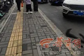 韩森东路浐河桥东机动车乱停放 公交站沦为“停车场”图片
