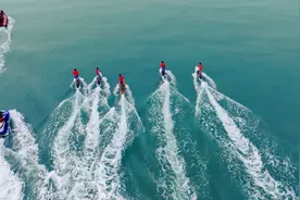 1小时30分！6名冲浪板爱好者成功挑战横渡琼州海峡图片