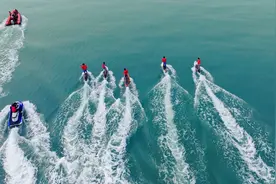 1小时30分！6名冲浪板爱好者成功挑战横渡琼州海峡图片