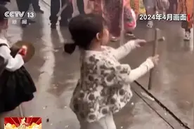 还记得与英歌队共舞走红的女孩吗？如今已拜师学舞又添新招了图片