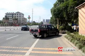 怀化：路口转弯不观察，皮卡撞倒摩托车图片